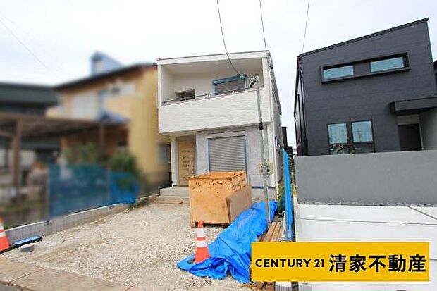 1号棟：前面道路と高低差のない開放的な佇まい！(2025年10月撮影)