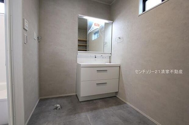 3号棟：ゆとりの洗面スペースで身支度もスムーズ！(2026年02月撮影)