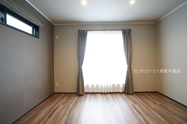 6号棟：バルコニーに面した明るい洋室！(2026年02月撮影)