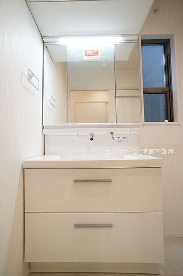 7号棟：ワイドな鏡を備えた洗面化粧台(2026年02月撮影)