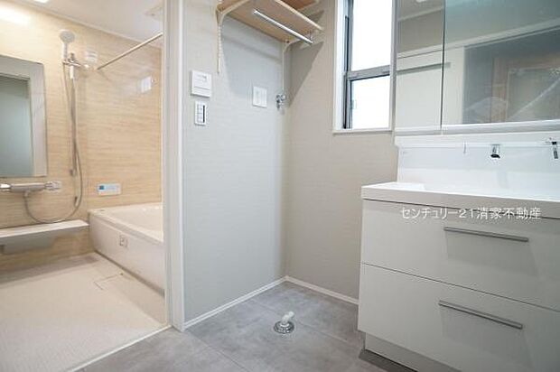 8号棟：ワイドな鏡を備えた洗面化粧台(2026年02月撮影)