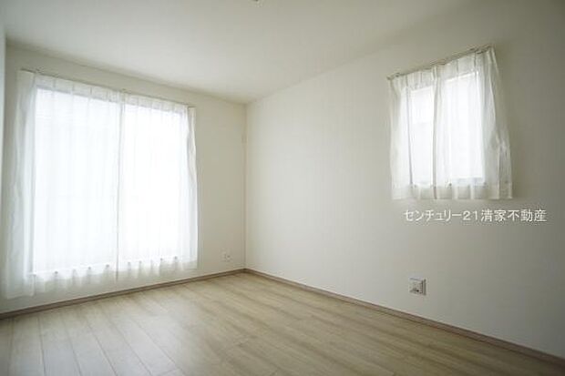 C号棟:バルコニーに面した明るい洋室!(2026年03月撮影)