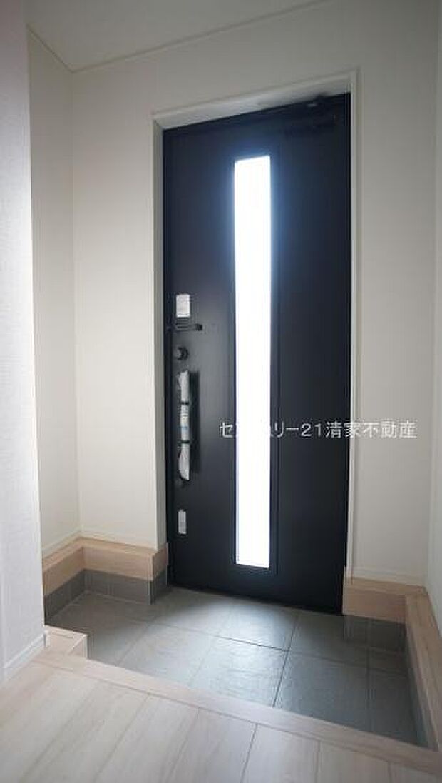 2号棟:玄関まわりをすっきり保てる収納スペース付(2025年11月撮影)