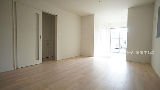 2号棟:明るい日差しが入るリビング!(2025年11月撮影)