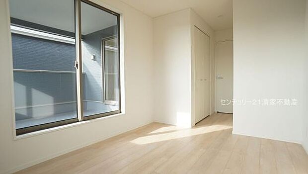 2号棟:バルコニーに面した明るい洋室!(2025年11月撮影)