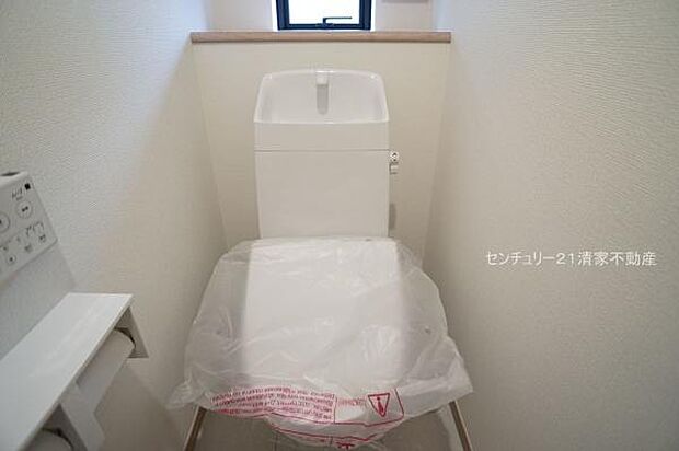 白を基調とした、清潔感のある水廻りです。(2026年02月撮影)