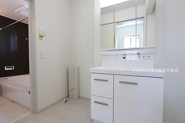 ワイドな鏡を備えた洗面化粧台(2026年03月撮影)