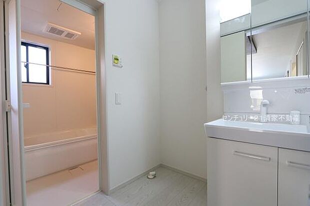 ワイドな鏡を備えた洗面化粧台(2026年03月撮影)