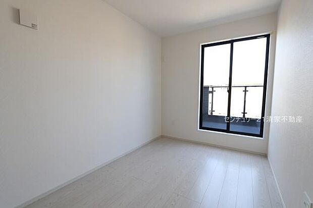 バルコニーに面した明るい洋室!(2026年03月撮影)