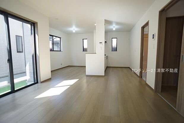 A号棟:明るい日差しが入るリビング!(2026年03月撮影)