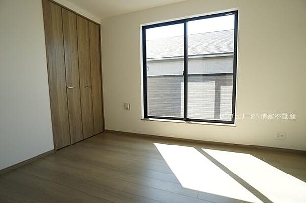 A号棟:バルコニーに面した明るい洋室!(2026年03月撮影)