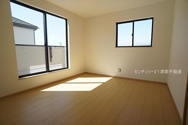 B号棟:バルコニーに面した明るい洋室!(2026年03月撮影)