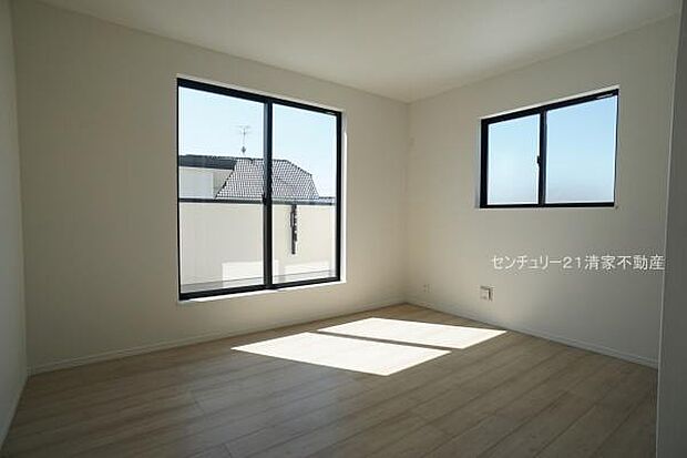 C号棟:バルコニーに面した明るい洋室!(2026年03月撮影)