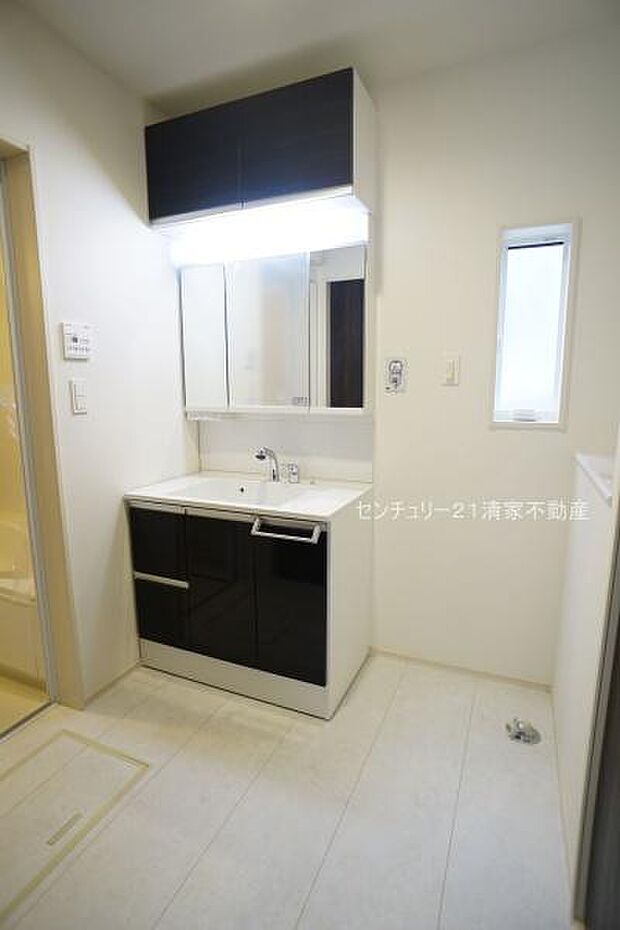 ワイドな鏡を備えた洗面化粧台(2026年01月撮影)