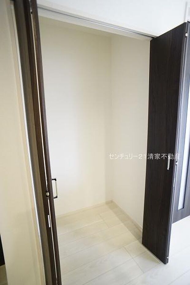 キッチン横に食品庫としても便利な収納！(2026年01月撮影)