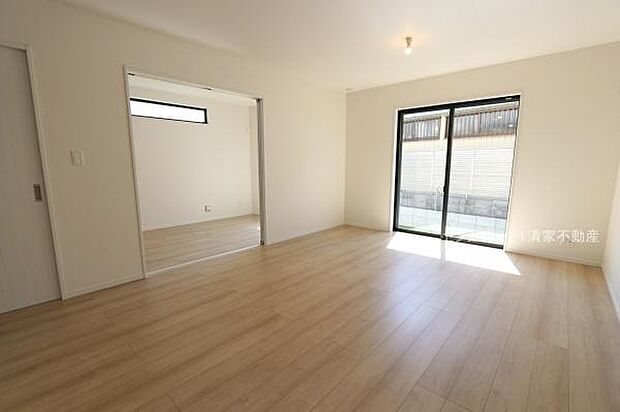 A棟:明るい日差しが入るリビング!(2026年03月撮影)