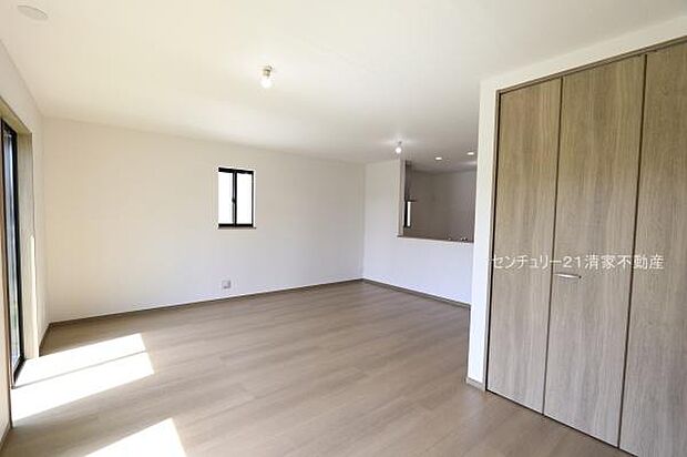 B棟:明るい日差しが入るリビング!(2026年03月撮影)