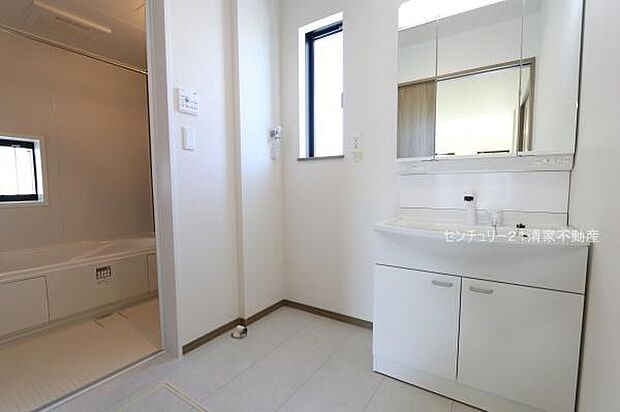 B棟:ワイドな鏡を備えた洗面化粧台(2026年03月撮影)