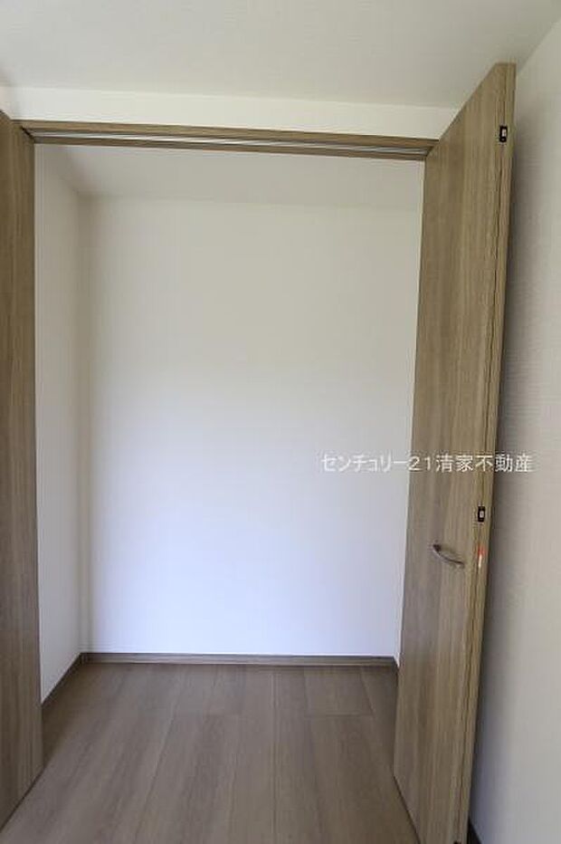 B棟:リビングに便利な収納スペースあり!(2026年03月撮影)