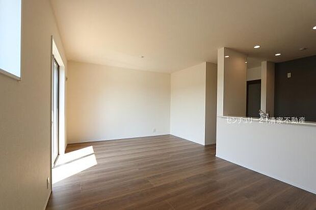 2号棟：明るい日差しが入るリビング！(2026年04月撮影)