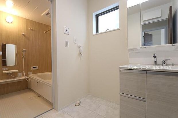 2号棟：ワイドな鏡を備えた洗面化粧台(2026年04月撮影)