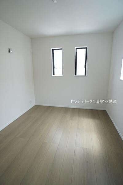Ｃ号棟：2面採光で明るい室内！(2026年06月撮影)