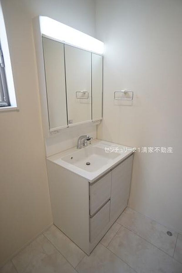 ワイドな鏡を備えた洗面化粧台(2026年02月撮影)