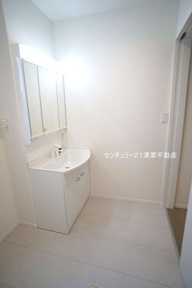 ワイドな鏡を備えた洗面化粧台(2026年04月撮影)