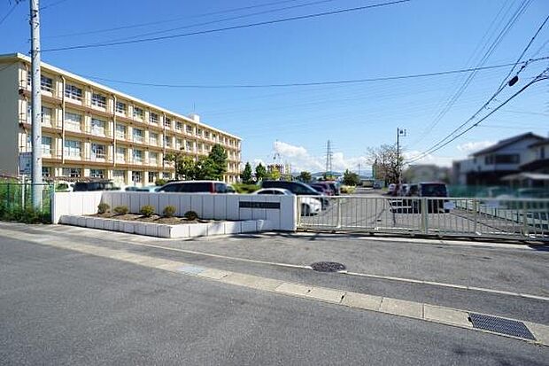 篠原小学校まで950m、篠原小学校まで950m(徒歩約12分)