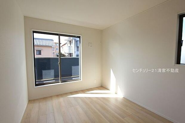 3号棟：バルコニーに面した明るい洋室！(2026年01月撮影)