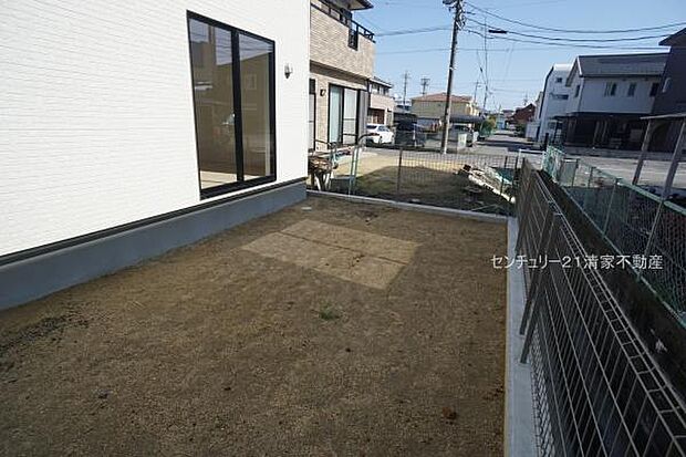 3号棟:お子様も遊べる広々お庭!(2026年03月撮影)