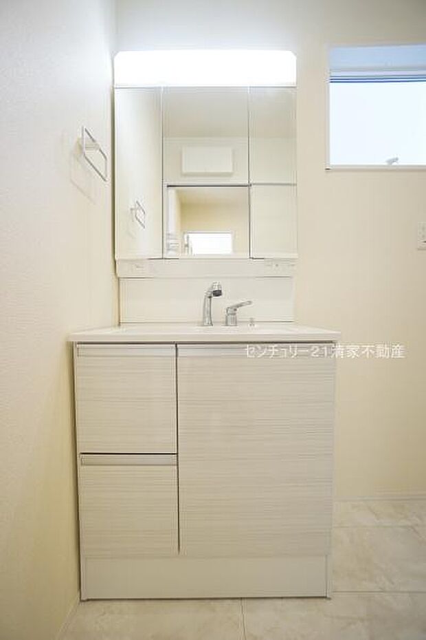 2号棟:ワイドな鏡を備えた洗面化粧台(2026年09月撮影)