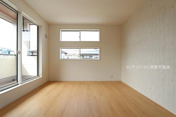 1号棟:バルコニーに面した明るい洋室!(2026年03月撮影)