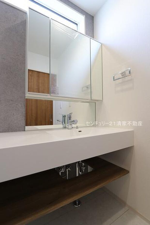 3号棟:ワイドな鏡を備えた洗面化粧台(2026年03月撮影)