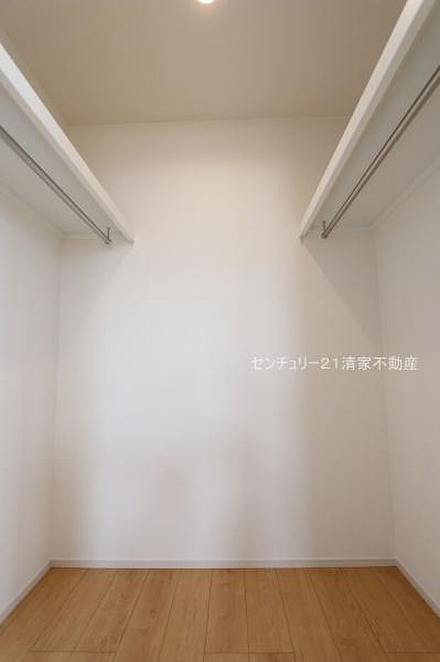 4号棟:すっきり片付くウォークインクローゼット(2026年03月撮影)