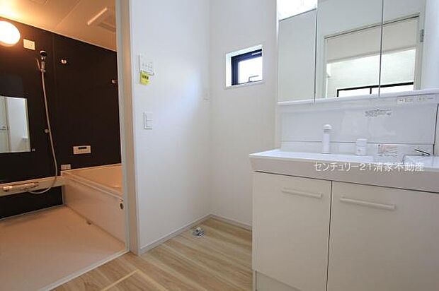 ワイドな鏡を備えた洗面化粧台(2026年02月撮影)