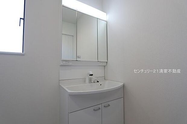 ワイドな鏡を備えた洗面化粧台(2026年03月撮影)