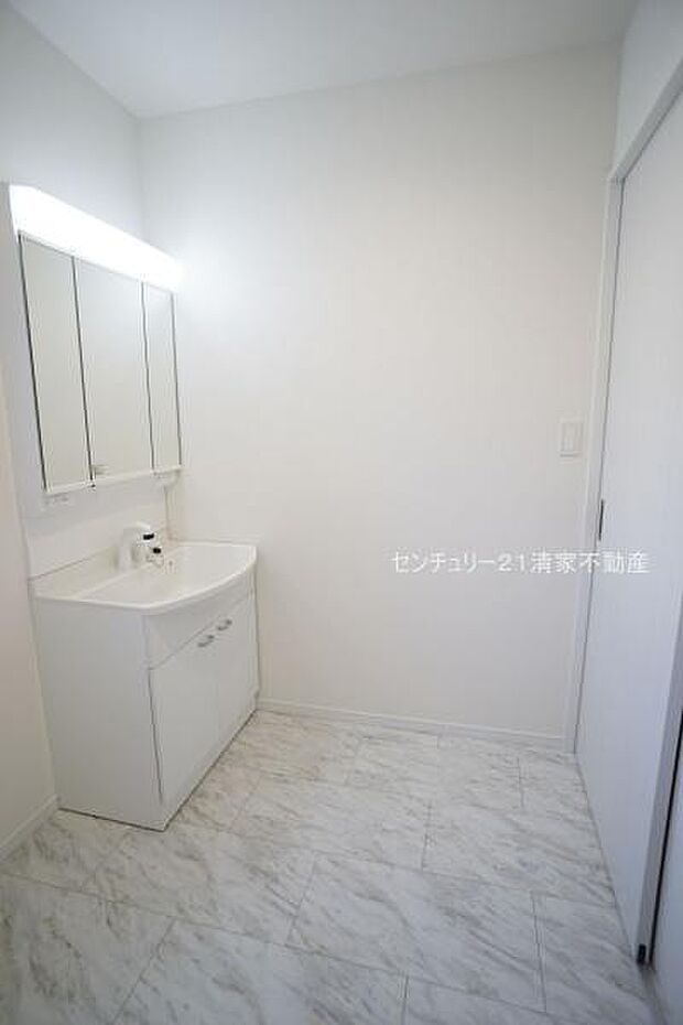 ワイドな鏡を備えた洗面化粧台(2025年10月撮影)