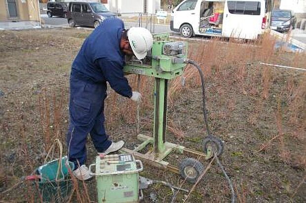 当社では全ての現場で地盤調査を実施しております。(スウェーデン式サウンディング調査)当社基準に満たない場合は全て地盤改良工事を施しております。補強方法は地耐力に見合った形で実施しております。