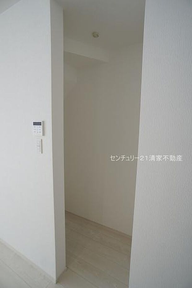 1号棟:リビングに便利な収納スペースあり!(2026年07月撮影)