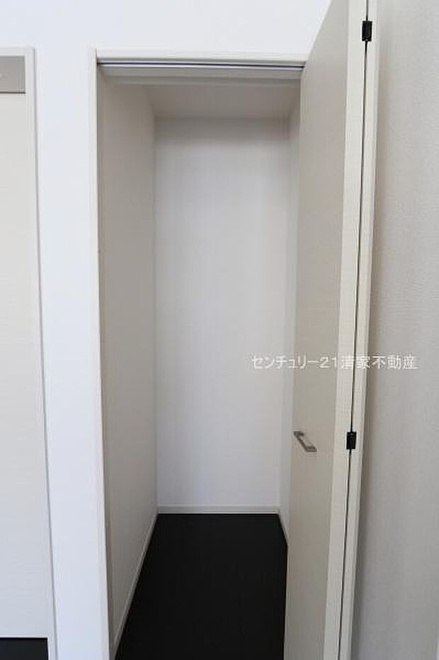 キッチン横に食品庫としても便利な収納!(2026年03月撮影)