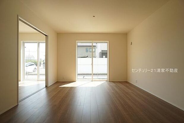 1号棟：明るい日差しが入るリビング！(2026年08月撮影)