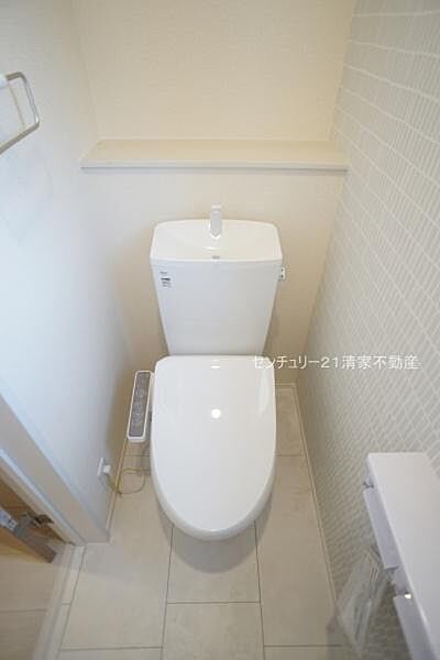 2号棟：白を基調とした、清潔感のある水廻りです。(2026年08月撮影)