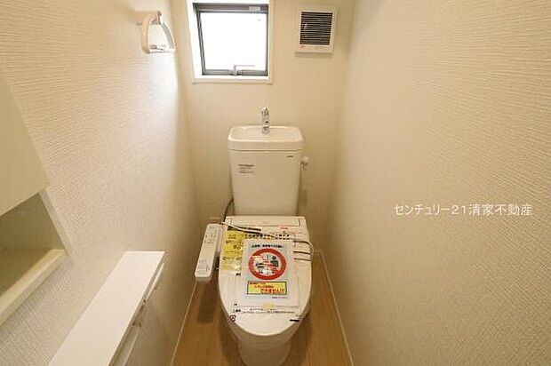 4号棟：白を基調とした、清潔感のある水廻りです。(2026年07月撮影)
