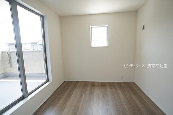 1号棟：バルコニーに面した明るい洋室！(2026年07月撮影)