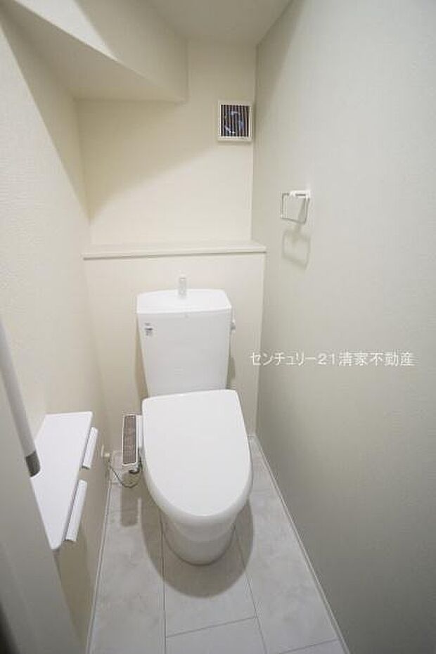 1号棟:白を基調とした、清潔感のある水廻りです。(2026年07月撮影)