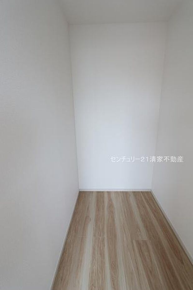 1号棟：たっぷり収納のウォークインクローゼット！(2026年08月撮影)