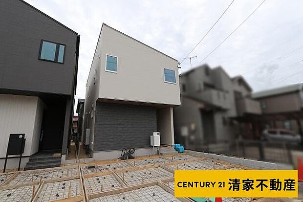 1号棟：前面道路と高低差のない開放的な佇まい！(2026年08月撮影)