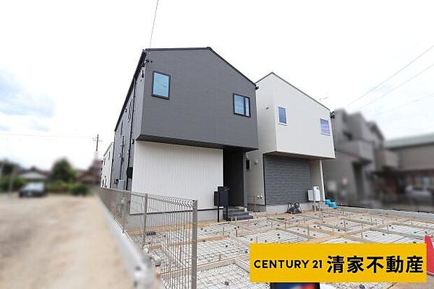 2号棟:前面道路と高低差のない開放的な佇まい!(2026年08月撮影)