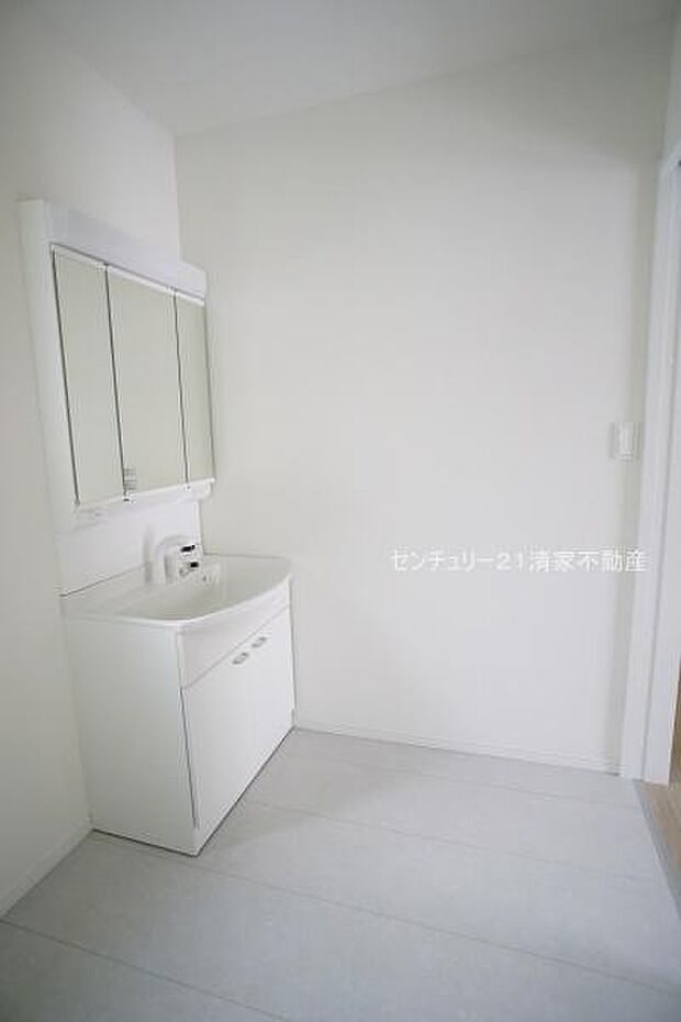 B号棟:ゆとりの洗面スペースで身支度もスムーズ!(2026年09月撮影)